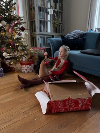 🎀 Vánoce už jsou všude kolem nás. Ty minulé našla Hobbíka pod stromečkem i Maruška. A jak to bylo u vás? A co letos? 🎁